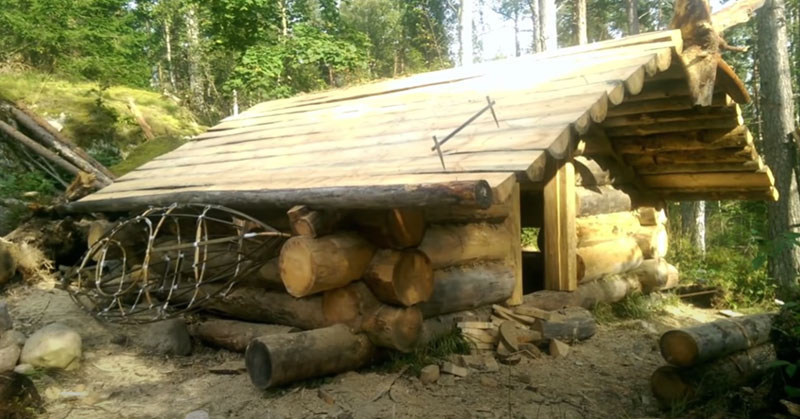 Off Grid Log Cabin Built by One Man – Laying Extra-Thick Logs Solo ...